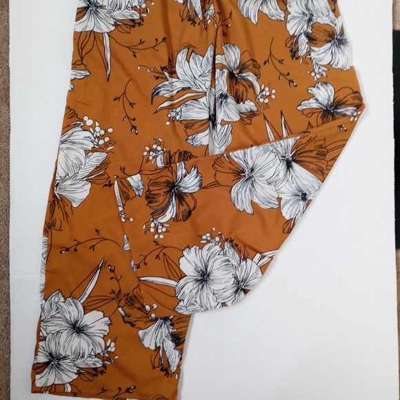 SHEIN Floral Pants NO BELT - Picture 5 of 5
